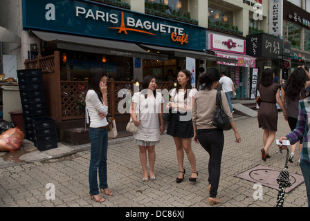 Trendy Straße in Sinsa-Dong, Seoul, Korea. Stockfoto