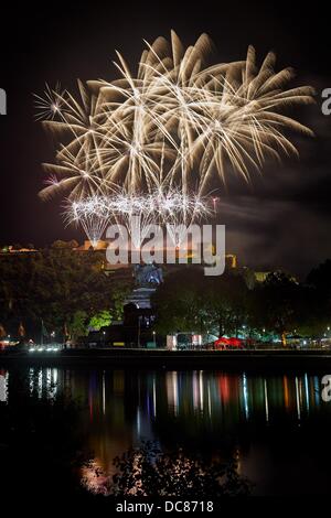 Das abschließende Feuerwerk der Veranstaltung "Rhein in Flammen" (lit.) "Rhein in Flammen") wird von der Burg Ehrenbreitstein in Koblenz, Deutschland, 10. August 2013 gesehen. Im Vordergrund das deutsche Eck ("Deutsches Eck") mit der Statue des deutschen Kaisers William ich gesehen. Foto: Thomas Frey Stockfoto