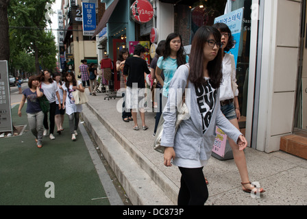 Trendy Straße in Sinsa-Dong, Seoul, Korea. Stockfoto