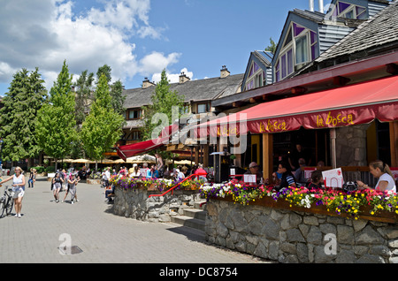 Menschen wandern und Essen in Whistler Village im Sommer.  Menschen Essen in Cafés auf Terrassen. In Whistler, Britisch-Kolumbien. Stockfoto