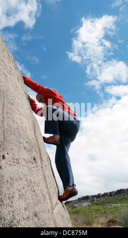 Felsen Kletterer Bouldern im Burbage Kante Süd, Derbyshire, Peak District National Park, England, UK, United, Königreich, Great, Bri