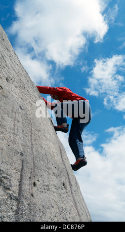 Felsen Kletterer Bouldern im Burbage Kante Süd, Derbyshire, Peak District National Park, England, UK, United, Königreich, Great, Bri Stockfoto