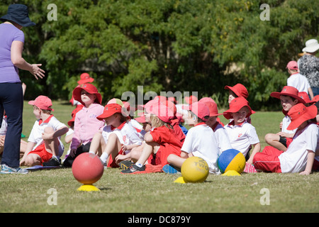 australische Grundschulkinder bei ihrer jährlichen Sporttag Aktivitäten in sydney Stockfoto