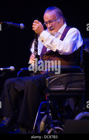 Jazz-Legende Herr Acker Bilk spielt Klarinette im Rollstuhl mit seinem Paramount Jazzband am Brecon Jazz Festival 2013 Stockfoto