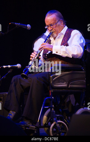 Jazz-Legende Herr Acker Bilk spielt Klarinette im Rollstuhl mit seinem Paramount Jazzband am Brecon Jazz Festival 2013 Stockfoto