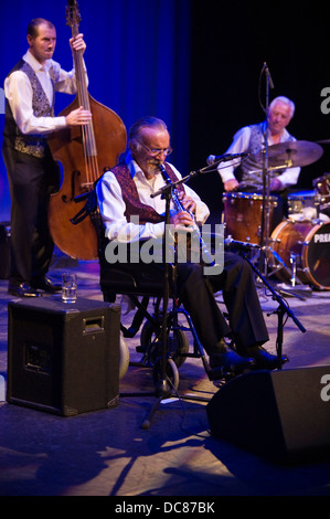 Jazz-Legende Herr Acker Bilk spielt Klarinette im Rollstuhl mit seinem Paramount Jazzband am Brecon Jazz Festival 2013 Stockfoto