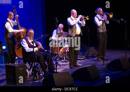 Jazz-Legende Herr Acker Bilk spielt Klarinette im Rollstuhl mit seinem Paramount Jazzband am Brecon Jazz Festival 2013 Stockfoto