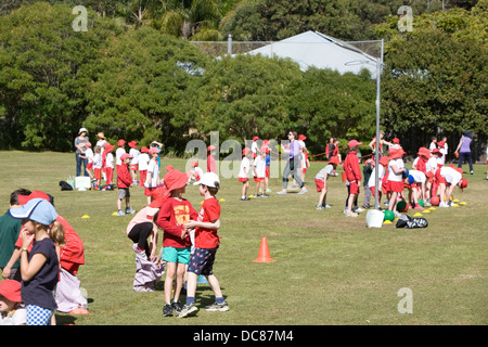 australische Grundschulkinder bei ihrer jährlichen Sporttag Aktivitäten in sydney Stockfoto