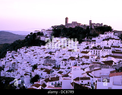 Am späten Nachmittag Blick über die Stadt, Casares, Provinz Malaga, Andalusien, Spanien, Europa. Stockfoto