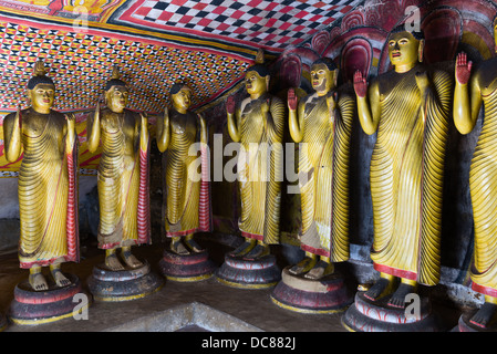 Stehende Buddha Statuen in Höhle Tempel von Dambulla, Sri Lanka Stockfoto