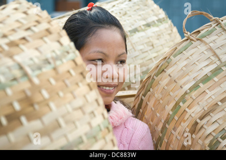 Straßenverkäufer geflochtenen Körbe in Luang Prabang, Laos Stockfoto