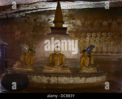 Stupa mit alten Buddha-Statuen in Höhle Tempel von Dambulla, Sri Lanka Stockfoto