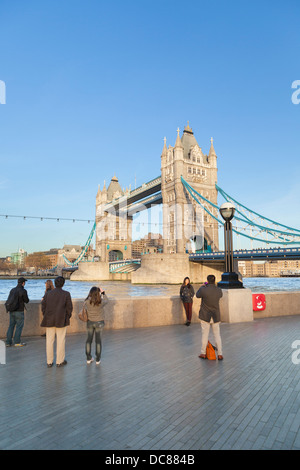 Touristen, die eine Aufnahme an der Tower Bridge, London, England Stockfoto