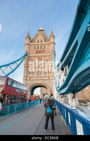 Touristen, die eine Aufnahme an der Tower Bridge, London, England Stockfoto