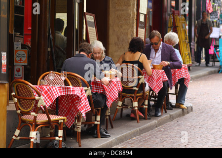 Menschen Essen in einem der traditionellen französischen Straßencafés in der Rue Mouffetard in Paris, Frankreich Stockfoto