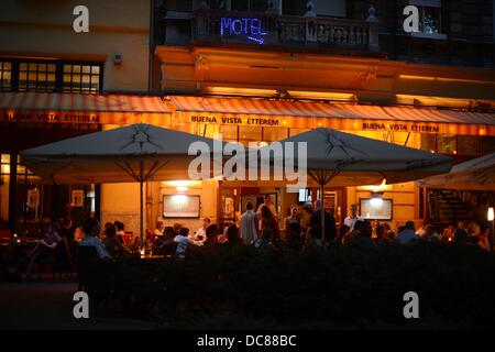 Die Menschen sitzen in der beleuchteten Restaurant Buena Vista auf dem Liszt Ferenc ter Platz in Budapest, Ungarn, 6. August 2013. Foto: Jens Kalaene Stockfoto