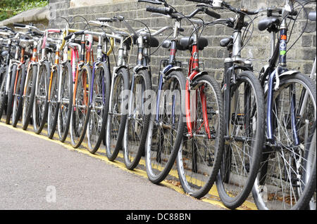 Fahrräder zum Verkauf Cambridge UK 12. August 2013 aufgereiht. Cambridge ist eine der acht Städte und Gemeinden im Vereinigten Königreich, ein £94 m-Investitionen zur Verbesserung der Radverkehrsinfrastruktur zu teilen.  Geld wird ausgegeben werden, um neue Radwege und Routen, Sicherheit zu verbessern und mehr Menschen zu ermutigen Zyklen verwenden zu erstellen.  Cambridge ist oft den Beinamen "Zyklus Stadt" und Radfahren ist oft die schnellste Art zu reisen.  Kredit Julian Eales /Alamy Live-Nachrichten Stockfoto