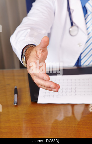 Arzt geben Willkommen Handshake in seinem Büro Stockfoto