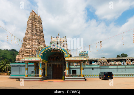 Hindu-Tempel Sri Matale Muttu Mariyamman mit dem großen traditionellen Tower (Gopuram), Sri Lanka Stockfoto