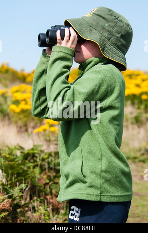Kleiner Junge Vogelbeobachtung Stockfoto