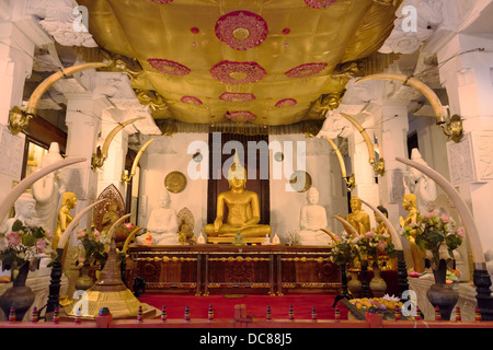 Buddha-Statue im Tempel der Zahntempel in Kandy, Sri Lanka. Stockfoto