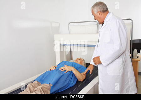 Arzt Osteodensitometry in der Radiologie für ältere Patienten Stockfoto