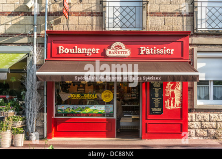 Boulanger / patissier, sunlit shop Front im La Mailleraye-sur-Seine, Seine-Maritime Abteilung, Haute-Norman sterben Region im nördlichen Frankreich, Europa. Stockfoto