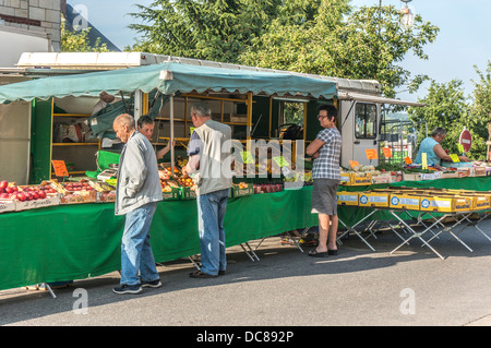 Im freien Markt für Obst und Gemüse in der kleinen Stadt La Mailleraye-sur-Seine, Seine-Maritime Abteilung, Region Haute-Normandie. Stockfoto