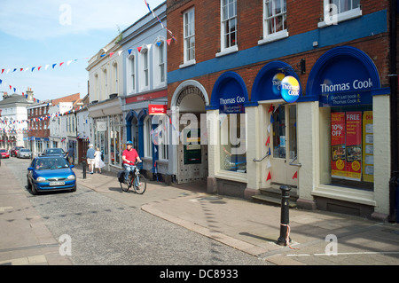 Straße (Haupteinkaufsstraße) Woodbridge, Suffolk, UK. Stockfoto