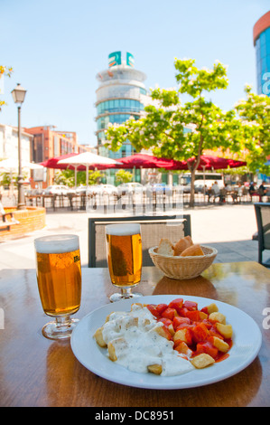 Spanische Vorspeise: Alioli und Bravas Kartoffeln mit zwei Gläsern des Lagers in eine Sommerterrasse. Madrid, Spanien. Stockfoto