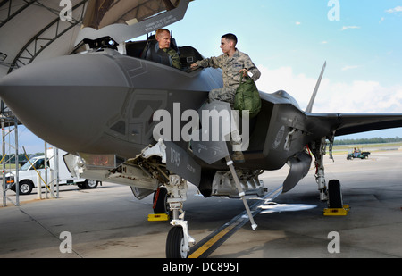 Ein US Air Force Captain Chris Laird und Crewchief, Staff Sgt Matthew Stormer, führen Post Flugverfahren auf einer f-35 Lightning II Stealth-Kampfflugzeuge nach einem Flug auf der Eglin Air Force Base 20. Juni 2013 in Valparaiso, Florida. Stockfoto