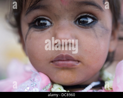 Indische Mädchen tragen schwere Eyeliner möglicherweise Kohl hergestellt aus Bleiglanz (Sulfid führen / Sulfid) Stockfoto