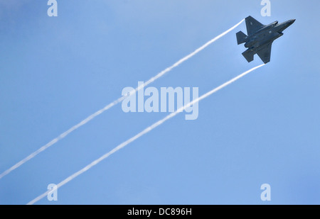 Ein Stealth-Kampfflugzeug der US Air Force f-35 Lightning II zieht von der Eglin Air Force Base 20. Juni 2013 in Valparaiso, Florida. Stockfoto