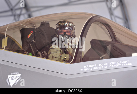 Ein US Air Force Captain Chris Laird bereitet sich auf ein Stealth-Kampfflugzeug f-35 Lightning II taxi vor dem Start auf der Eglin Air Force Base 20. Juni 2013 in Valparaiso, Florida. Stockfoto