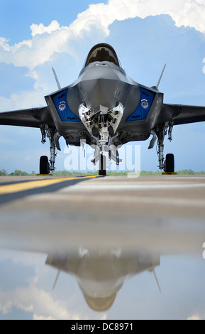 Ein Stealth-Kampfflugzeug der US Air Force f-35 Lightning II befindet sich auf der Rampe auf der Eglin Air Force Base, 20. Juni 2013 in Valparaiso, Florida. Stockfoto