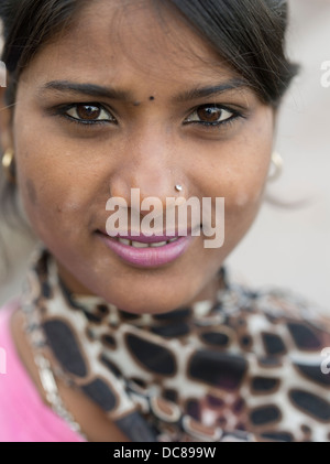 Schöne indische Mädchen auf der Straße in Varanasi, Indien Stockfoto