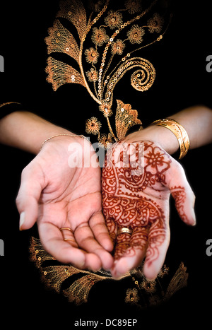 Mehendi, Henna auf Braut Hand - Farbe Stockfoto