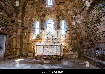 Der Hauptaltar der Kirche in die Ruinen von Oradour-sur-Glane Dorf, Dordogne, Limousin, Frankreich, der Westen, Europa. Stockfoto