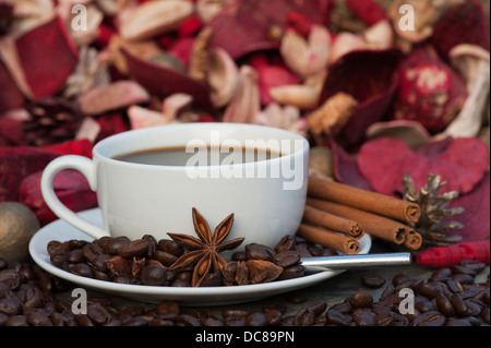 Tasse Kaffee auf Weihnachten Hintergrund mit Zimt, Sternanis und Kaffeebohnen Stockfoto