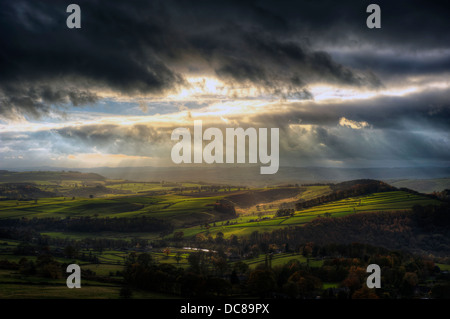 Sonnenstrahlen über große Moor im Peak District National Park im Herbst Stockfoto