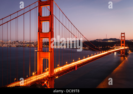 Nahaufnahme von der Golden Gate Bridge und Stadt Skyline leuchtet in der Dämmerung in San Francisco Luftaufnahme von Norden Seite Klippen Stockfoto