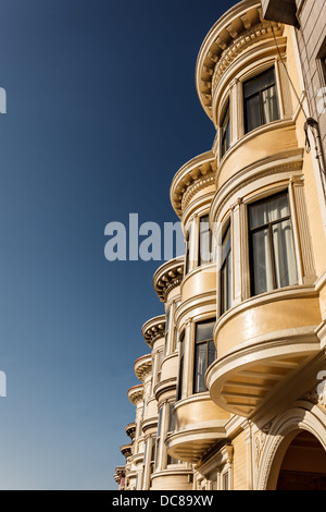 Nahaufnahme von ziemlich drei Geschichte Wohnhäusern mit mehreren Erkern aufgereiht auf Quartierstrasse in San Francisco Stockfoto