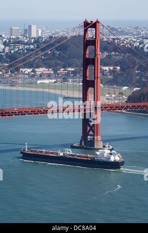 Luftaufnahme von frachtschiff vorbei unter der Golden Gate Bridge von den Klippen auf der Nordseite von San Francisco Kalifornien Hafen Stockfoto