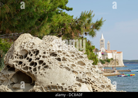 ausgewaschen, Sandstein, Türme von Dom und St. Andrew Church, Stadt Rab, Insel Rab, Kvarner Bucht, Kroatien Stockfoto