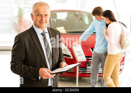 Porträt des mittleren Alter Verkäufer Auto Retail Store Stockfoto