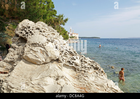 ausgewaschen, Sandstein, Türme von Dom und St. Andrew Church, Stadt Rab, Insel Rab, Kvarner Bucht, Kroatien Stockfoto