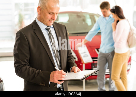 Porträt des kaukasischen Verkäufer im Autohaus Stockfoto