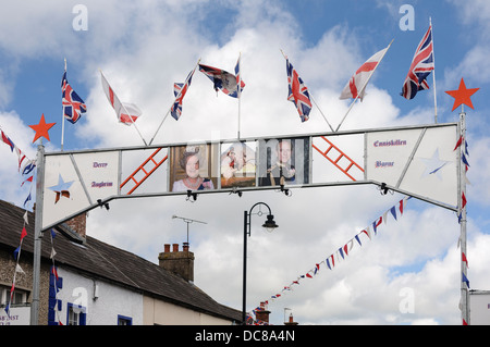 Orange-Bogen über eine Straße in Hillsborough mit Fahnen und ein Foto von der Queen und Prinz Philip. Stockfoto