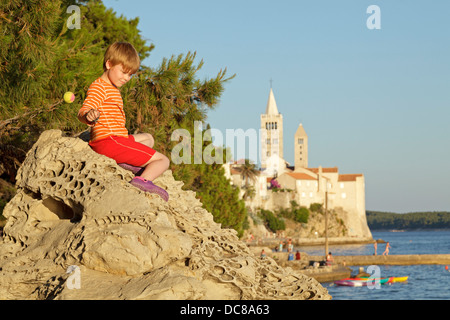 ausgewaschen, Sandstein, Türme von Dom und St. Andrew Church, Stadt Rab, Insel Rab, Kvarner Bucht, Kroatien Stockfoto