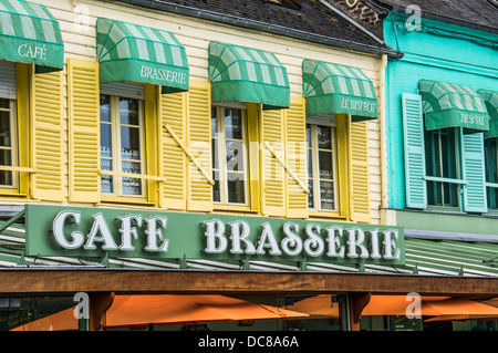 Bunte Fenster und Fensterläden über die Café-Brasserie in Saint-Valery-Sur-Somme, Departement Somme, Nord-Frankreich. Stockfoto